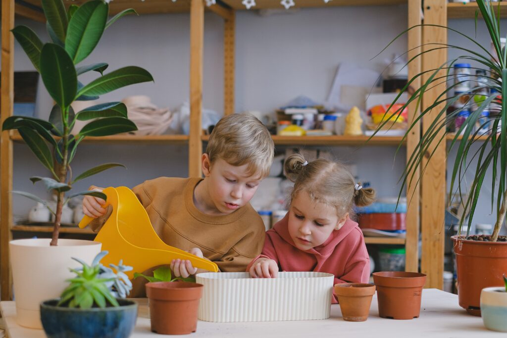 In giardino con i più piccoli: tutti i lati positivi di prendersi cura delle piante